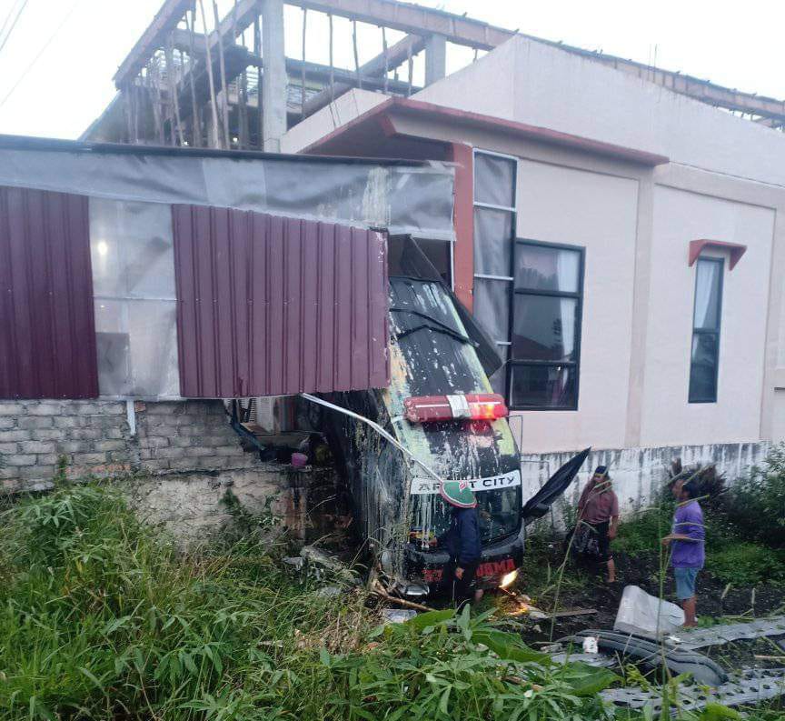 Breaking News! Ambulance Bawa Jenazah Tabrak Rumah Warga di Kerinci