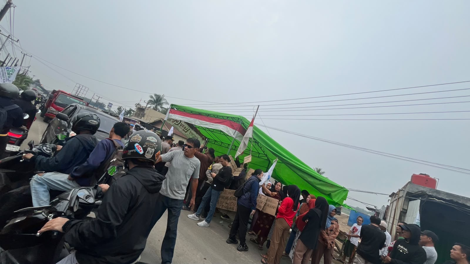 Protes Aktivitas Tambang Pasir, Warga Tutup Jalan Lintas Timur di Penyengat Olak 