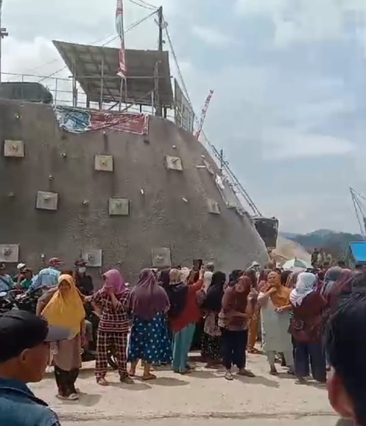 BREAKING NEWS: Warga Pulau Pandan Demo di PLTA Batang Merangin.. Ini Tuntutannya