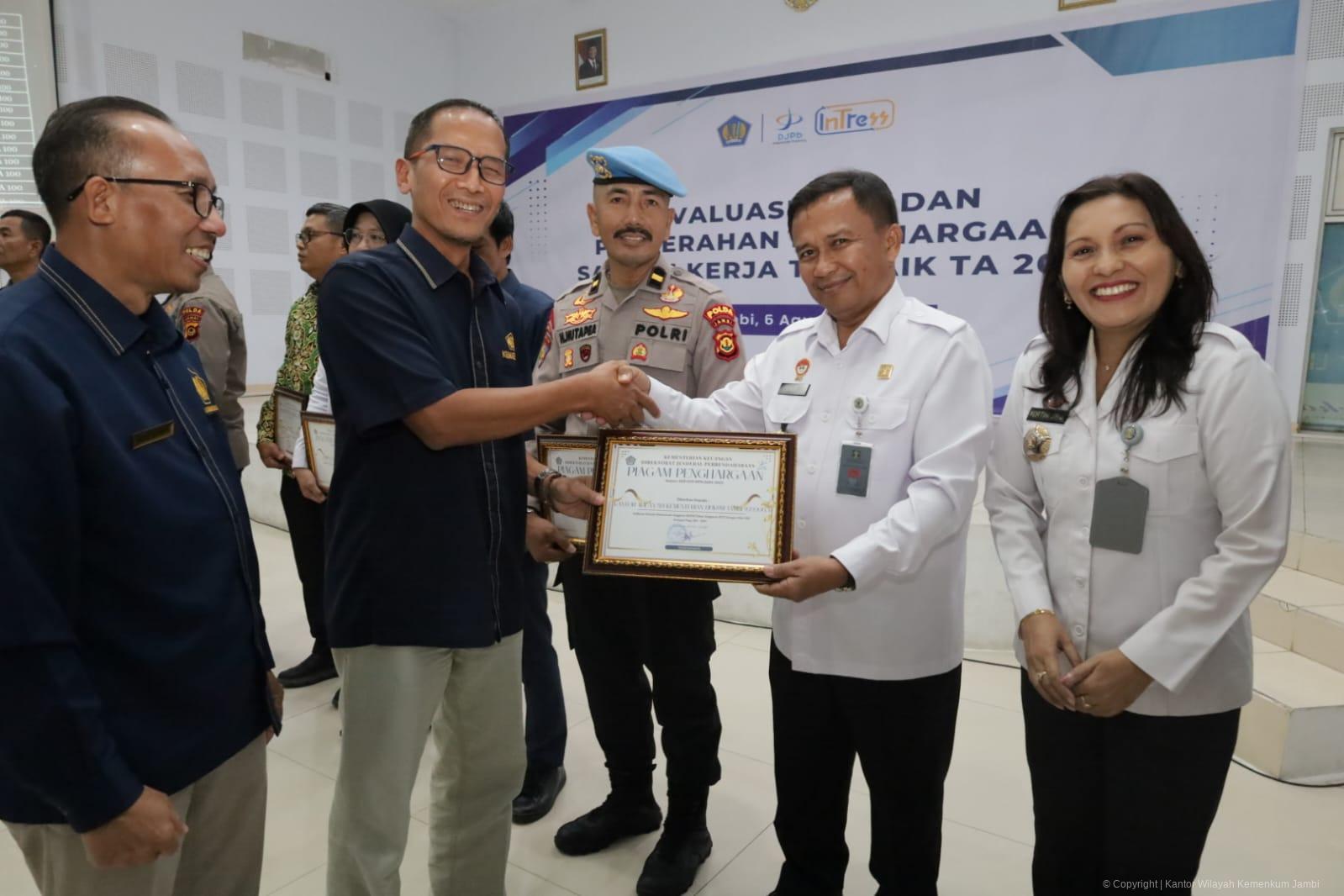 KPPN Jambi Beri Penghargaan Dua Satker Kanwil Kemenkum Jambi Atas Penghargaan Nilai IKPA Sempurna