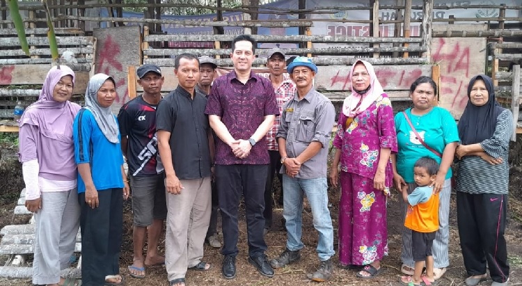 Berkomitmen Penuh untuk Masyarakat, Ihsan Yunus Bantu Puluhan Ekor Kambing di Tanjabtim