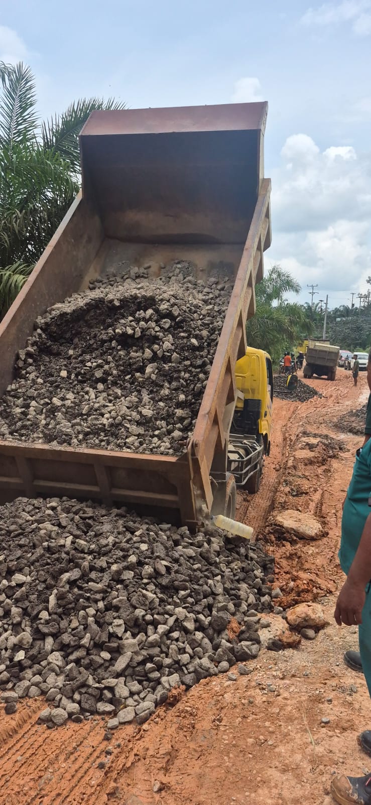 Macet 3,5 Jam Teratasi, UPTD WDP Dinas PUPR Provinsi Jambi Lakukan Penanganan Darurat Jalan Jambi-Sungai Bahar