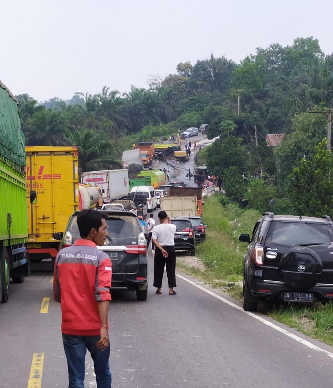 Diduga Mobil Bawa Minyak Ilegal Terbalik di Jalintim Merlung, Sopir Kabur