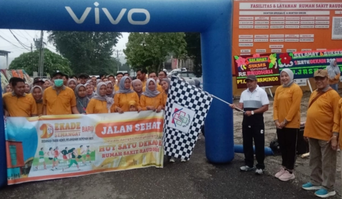 Staf Ahli Hendri Widodo Lepas Ratusan Peserta Jalan Santai Satu Dekade RS Raudhah