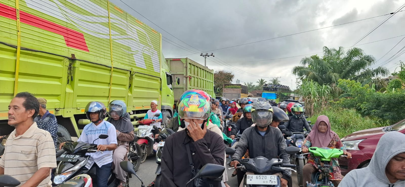 Arus Lalulintas di Kawasan Jembatan Aurduri Satu Macet Parah