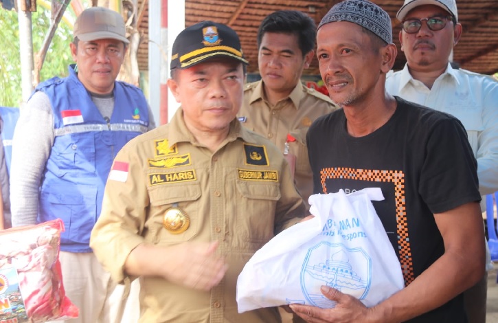 Gubernur Al Haris Serahkan Bantuan Sosial Korban Kebakaran Rumah di Desa Sungai Itik