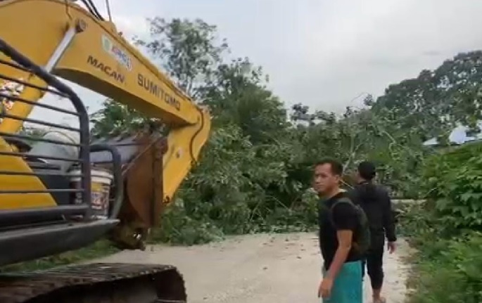 Banjir dan Longsor Melanda Bungo, PT SDP Kerahkan Alat Berat Bantu Evakuasi Pohon Tumbang