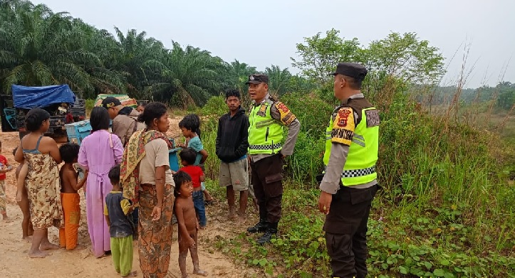 Sambil Menangis Histeris, Puluhan SAD Blokir Jalan dan Dirikan Tenda di CitraRaya City Mendalo