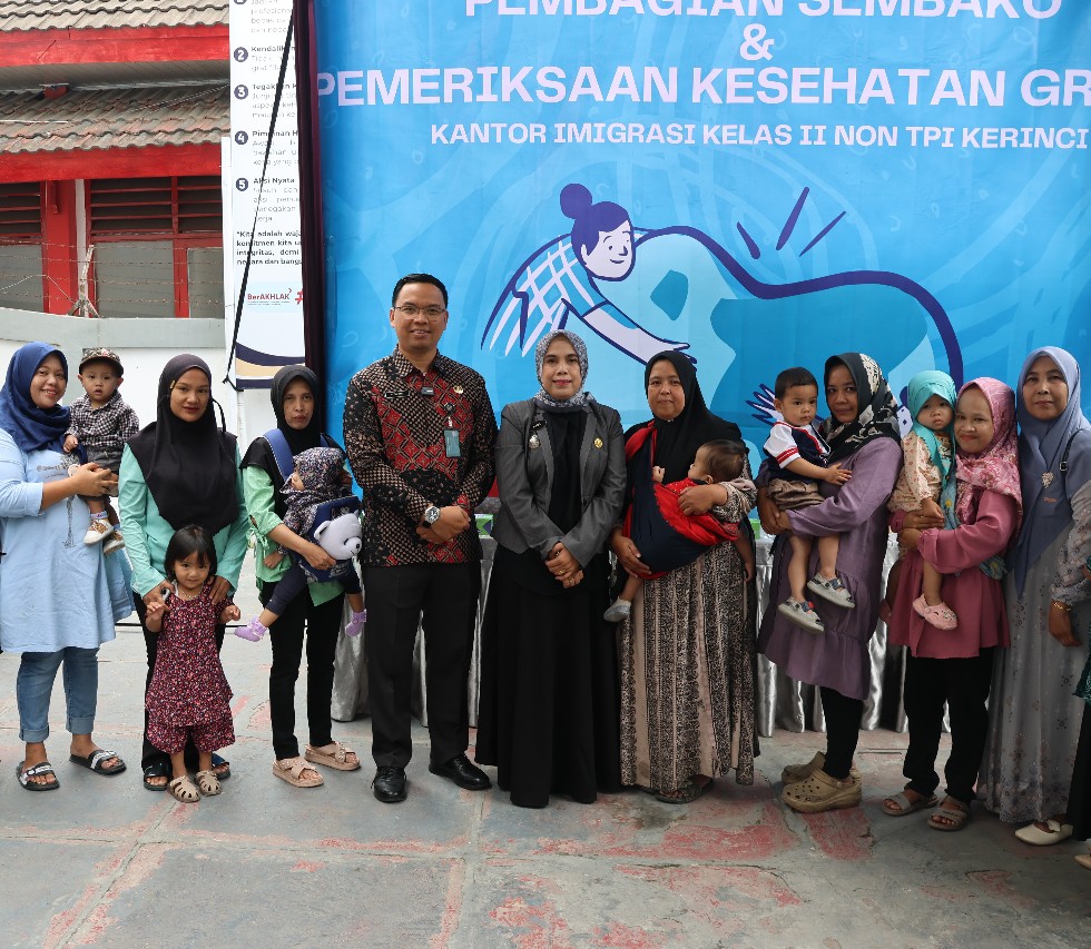 Imigrasi Kerinci Laksanakan Kegiatan Pembagian Sembako dan Pemeriksaan Kesehatan Gratis