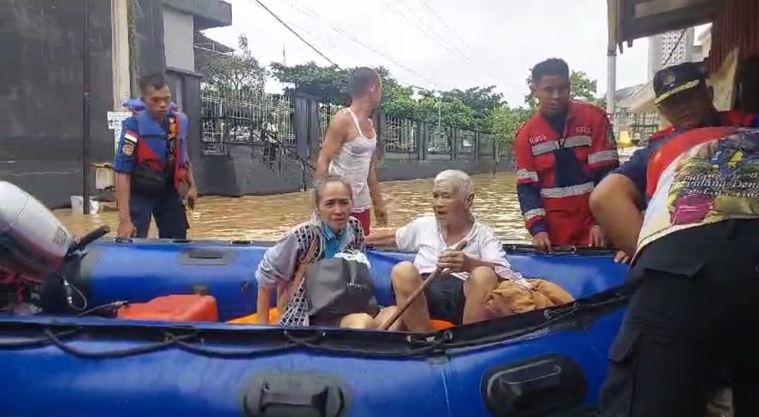 Terjebak Genangan Banjir, Belasan Warga Kota Jambi Terpaksa di Evakuasi Tim Penyelamat