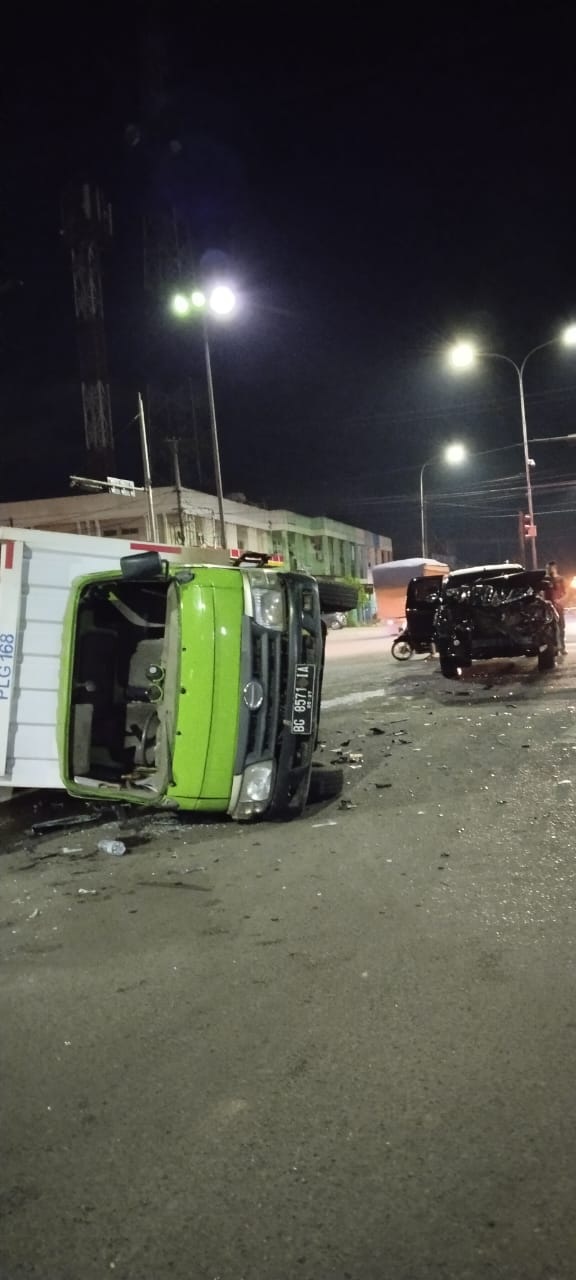  Mobil Hilux Dikendarai Pegawai Honorer DPUPR Provinsi Jambi Laka Lantas di Simpang Paal X