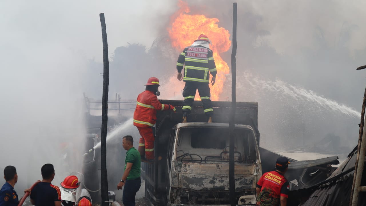 Diduga Tempat Penyimpanan BBM di Jalan Baru Terbakar, Warga Dengar Suara Ledakan 