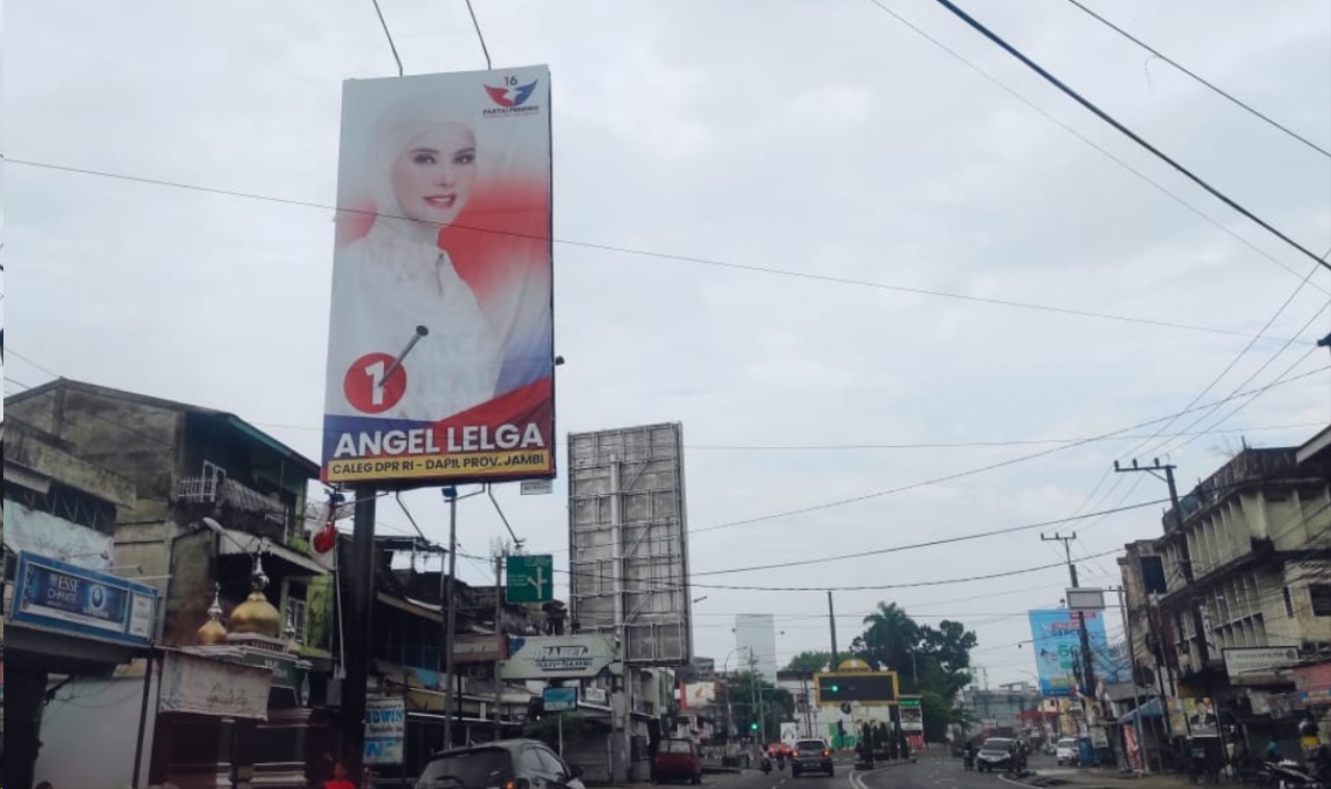 Reaksi Warga Jambi Ketika Melihat Baliho Angel Lelga: Itu Orang Mana?