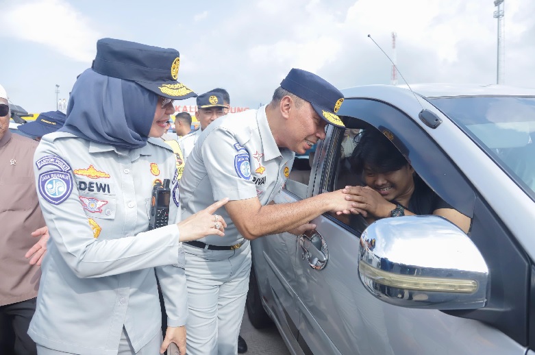 Turut Serta Lepas Arus Balik One Way, Rivan A. Purwantono Imbau Pemudik Kooperatif Ikuti Arahan Petugas