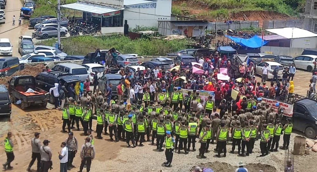 Minta Kades Dipecat, Ratusan Warga Muara Emat Demo Kantor Bupati