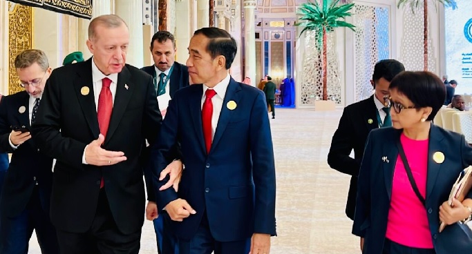 Menteri Perdagangan Zulkifli Hasan Mendampingi Presiden Jokowi dalam KTT Luar Biasa OKI di Riyadh