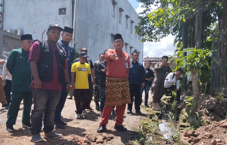 Wali Kota Maulana Tinjau Langsung Perbaikan Jalan Lingkungan di Kota Jambi