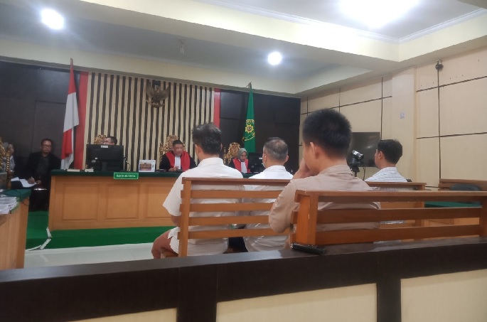 Lima terdakwa kasus Upgrade Stasiun Pandu Teluk Majelis PT Pelindo Jambi Jalani Sidang Perdana 