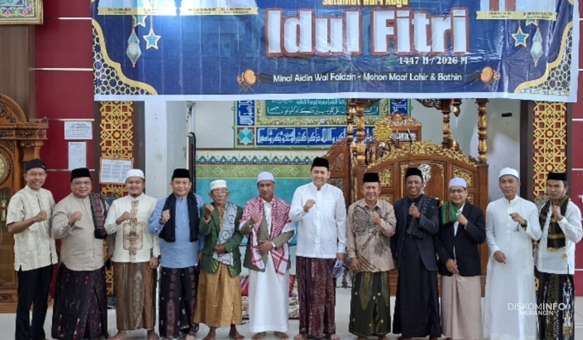 Bupati, Wabup, dan Sekda Merangin Salat Id di Masjid Agung Baitul Makmur