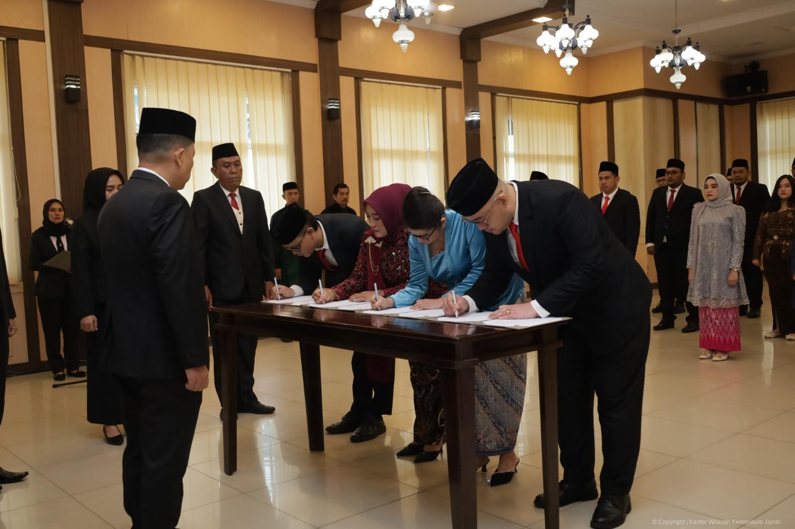 37 Notaris Dilantik oleh Kakanwil Kemenkum Jambi