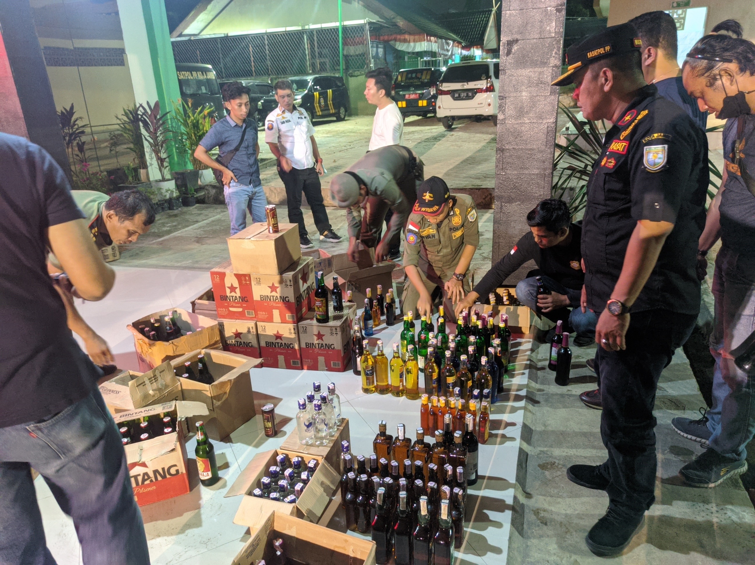 Gelar Razia, Satpol PP Kota Jambi Amankan 338 Botol Minol yang Dijual Bebas
