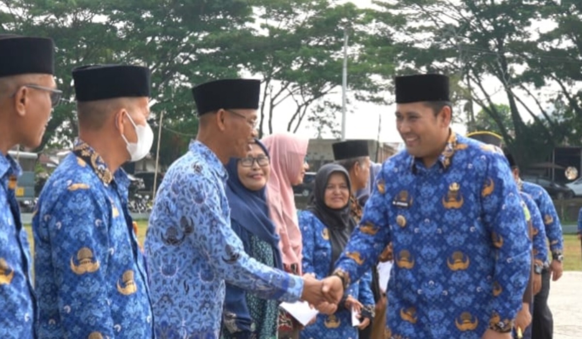 Peringati HUT Korpri, Bupati M. Syukur Serahkan Bantuan Tali Asih dan Uang Duka