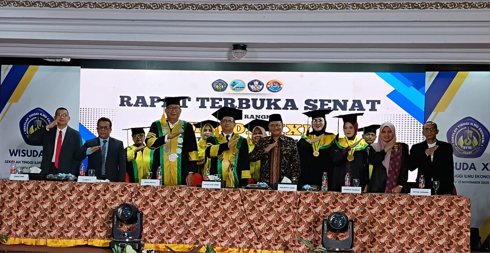 STIE Jambi Sukses Gelar Wisuda ke-XXII, Dr. Musthafa Luthfi, S.Ag, MM Kukuhkan 52 Lulusan Terbaik