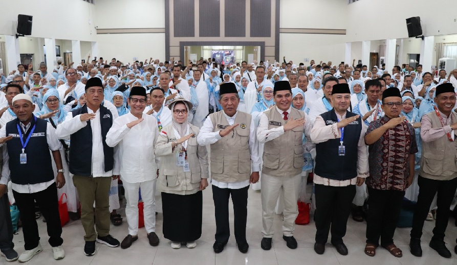 Lepas Jemaah Kloter 20 BTH, Wagub Abdullah Sani Ingatkan Soal Tujuh Penyakit Hati