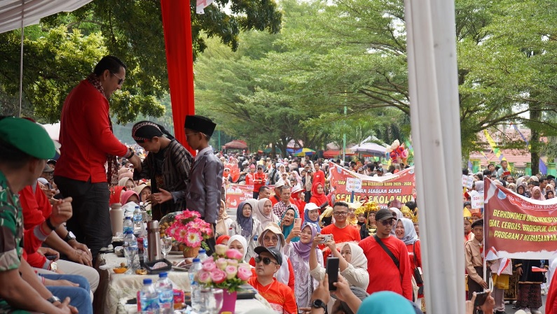 Ribuan Pelajar Semarakkan Pawai HUT ke-80 RI di Merangin