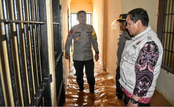 Terendam Banjir, Pelayanan Polsek Limun Dipindahkan