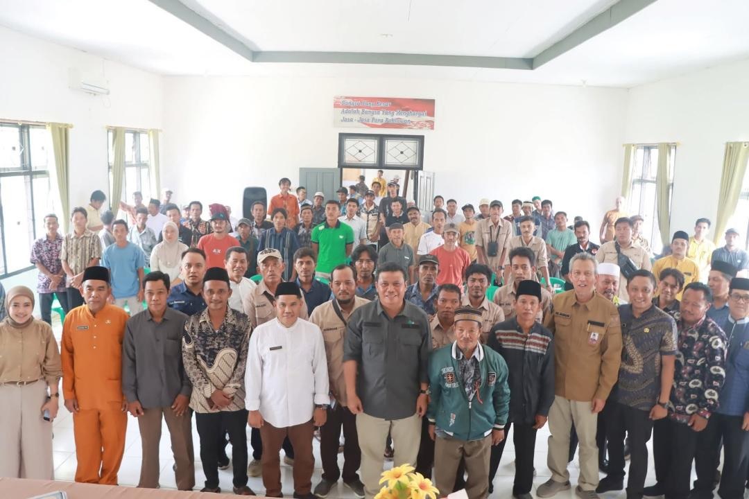 Wabup Katamso Salurkan Bantuan Sembako di Renah Mendaluh