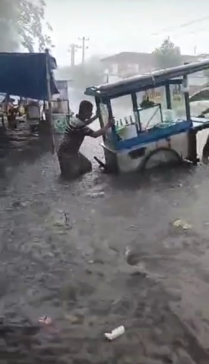 Hujan Deras di Kota Jambi, Rumah Warga dan Jalan Protokol Terendam Banjir