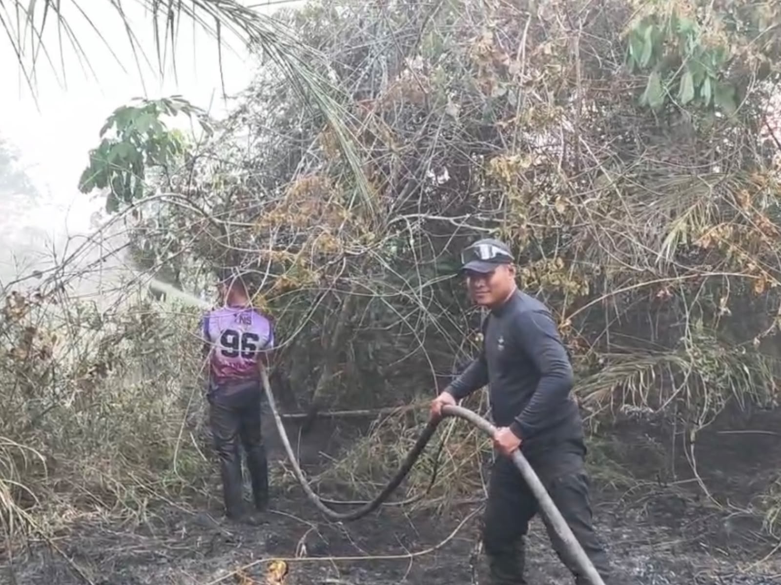 RPK PT Kaswari Unggul Bantu Padamkan Kebakaran Lahan Warga di Dendang