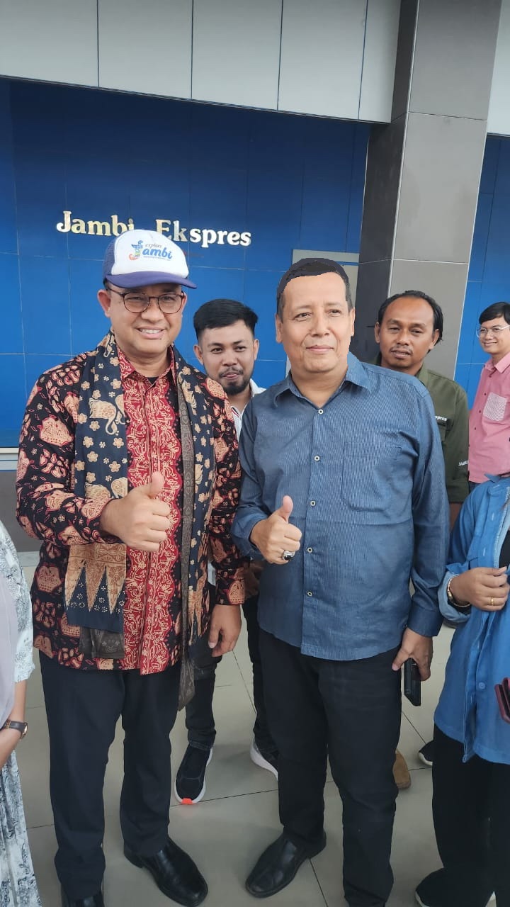 Konsen Terhadap Pariwisata, Pria Ini Berikan Topi Simbol Pariwisata Jambi Pada Tokoh Indonesia Anies Baswedan