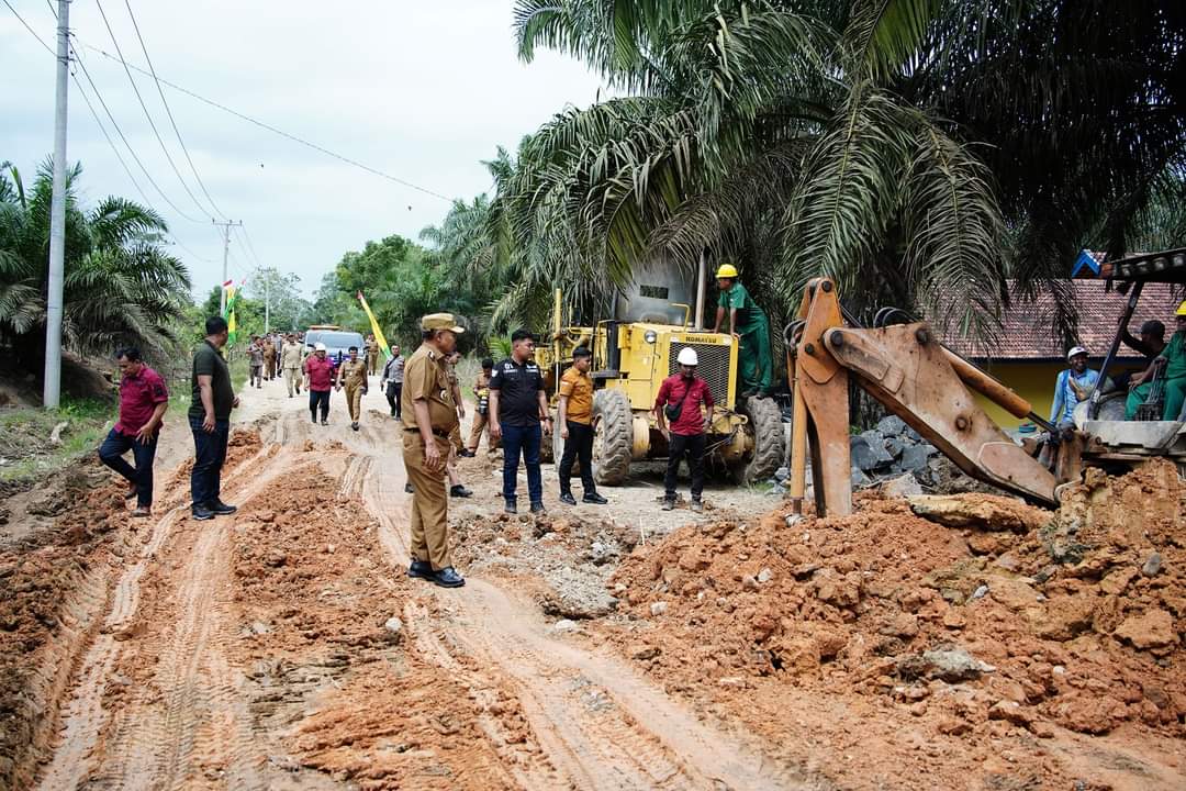 Pj Bupati Tebo Apresiasi PT SKU yang Perbaiki Jalan Desa Sepanjang 12 Km  