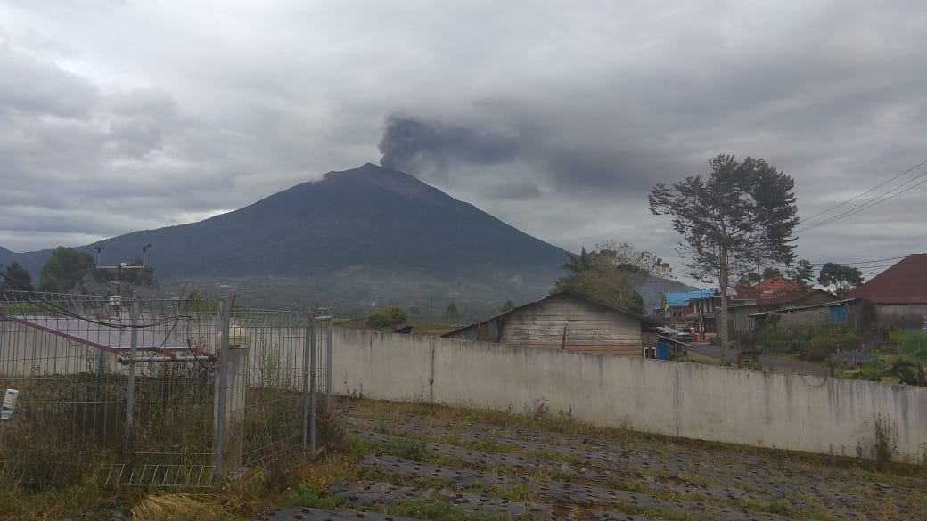 Gunung Kerinci Erupsi Lagi, Semburan Abu Vulkanik Hingga 900 Meter