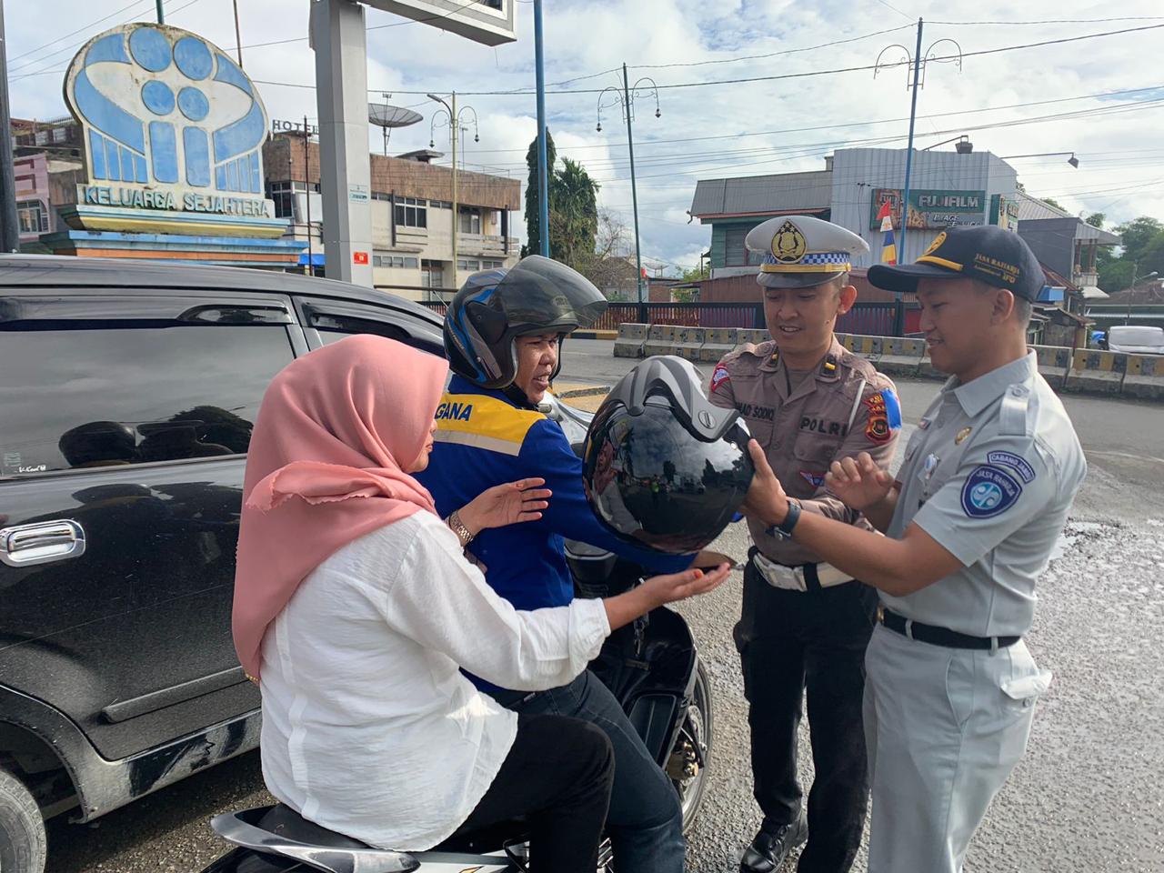 Helm Gratis untuk Pengendara: Komitmen Jasa Raharja Jambi Tingkatkan Keselamatan Jalan