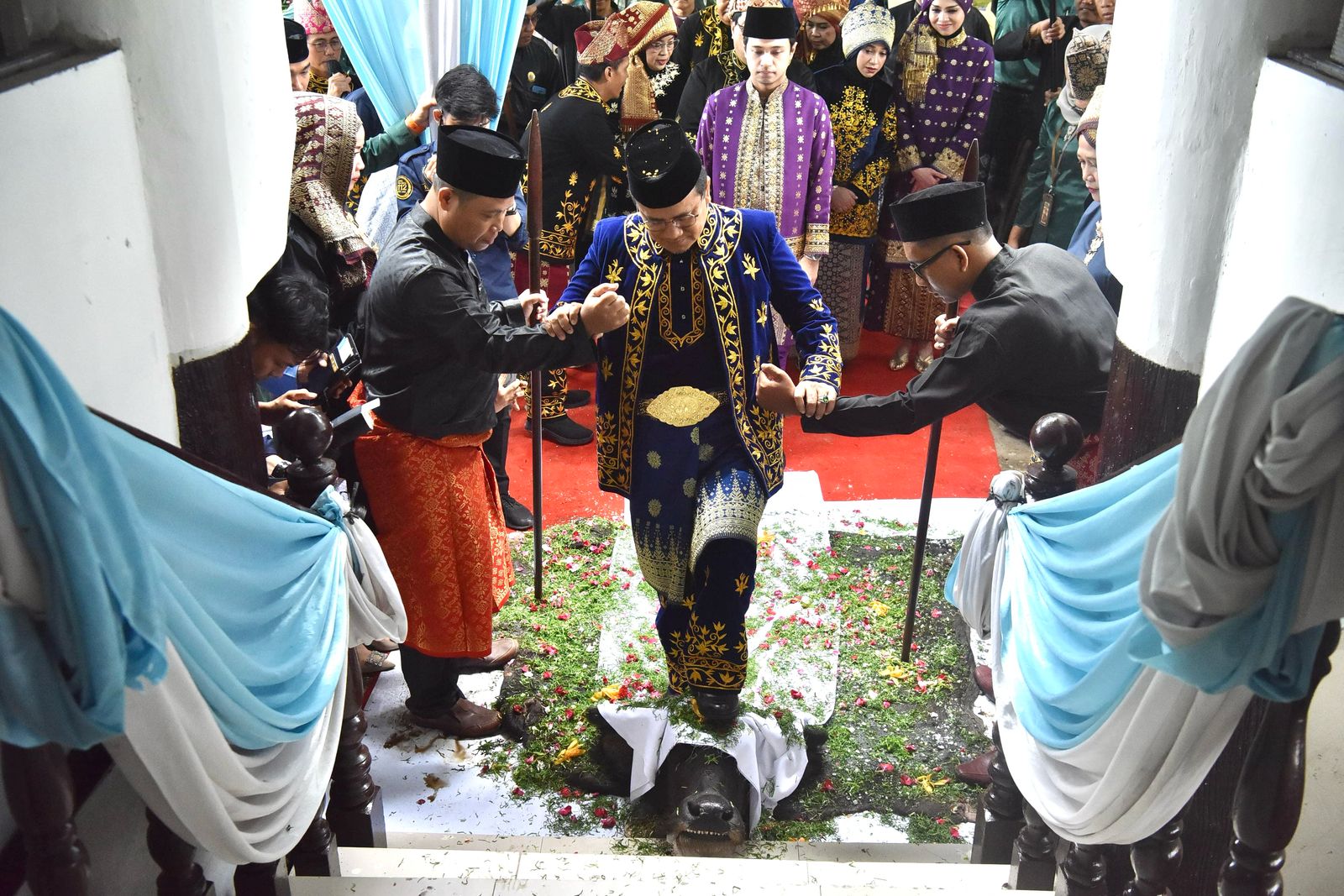 Dikukuhkan Sebagai Pemangku Adat Melayu Kota Jambi, Wali Kota Maulana Akan Kuatkan Keberadaan Hukum Adat 