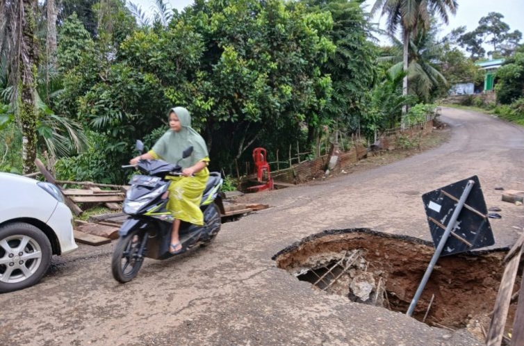 Sempat jadi Jalur Alternatif, Kini Jalan di Tapiandanto Terancam Putus Total