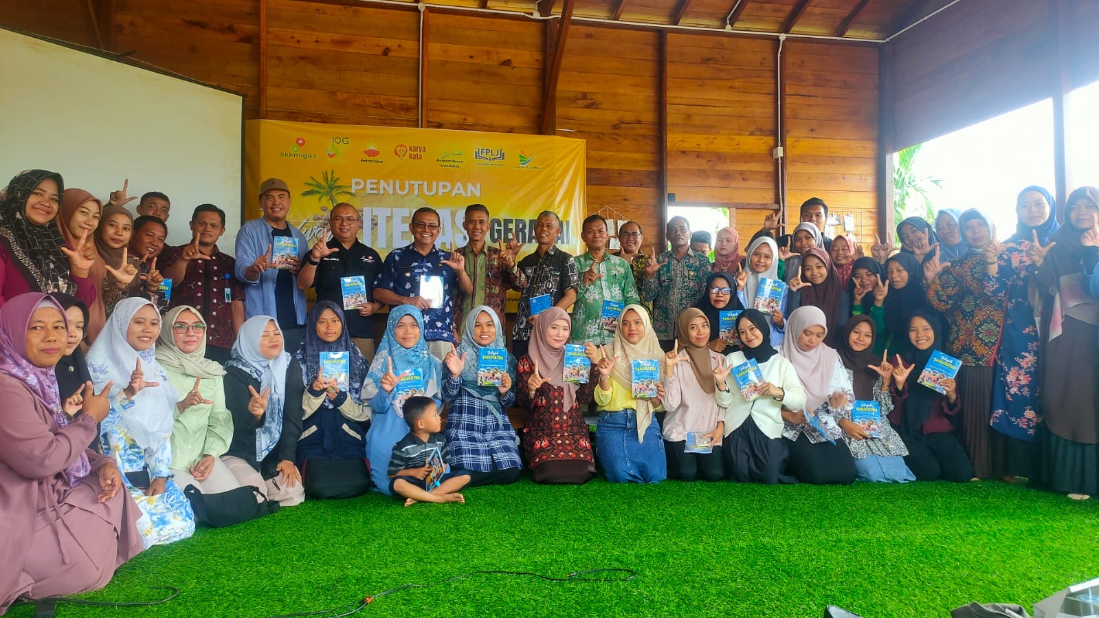 Pada Penutupan Festival Literasi Geragai, SKK Migas PetroChina Luncurkan Buku Jelajah TanjabTim