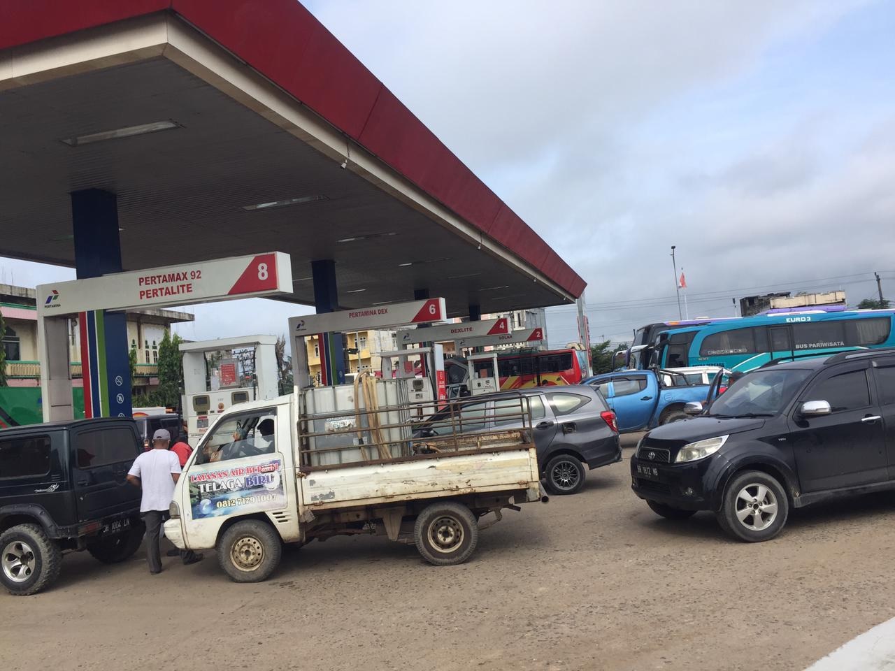 Penyaluran BBM Dibatasi, Antrean Mobil di SPBU Kota Jambi Mengular