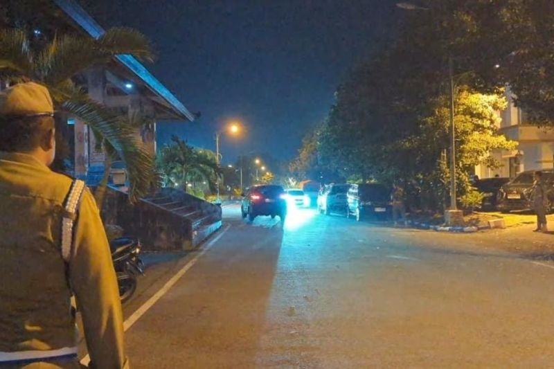 OTT Bupati Ponorogo, Mobil KPK Keluar dari Rumah Dinas Bupati Ponorogo Menuju Mapolres