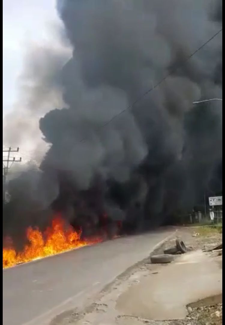 Gudang Minyak Bayat di Kenali Besar Terbakar, Api Merambat Hingga ke Jalan