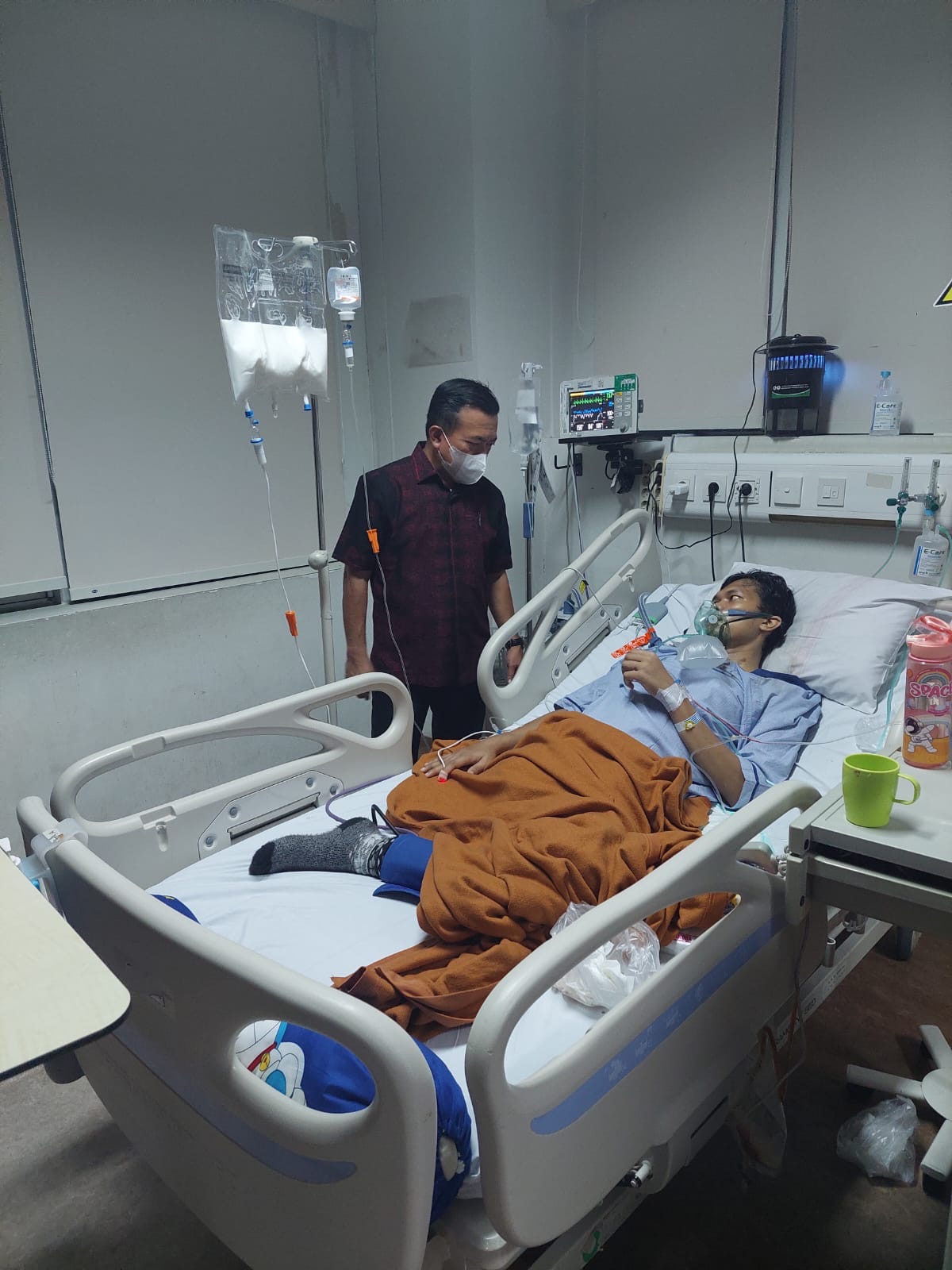 Gubernur Al Haris Besuk Oki Yusmika Atlet Taekwondo Penderita Kanker Tulang di RS Fatmawati Jakarta Selatan 