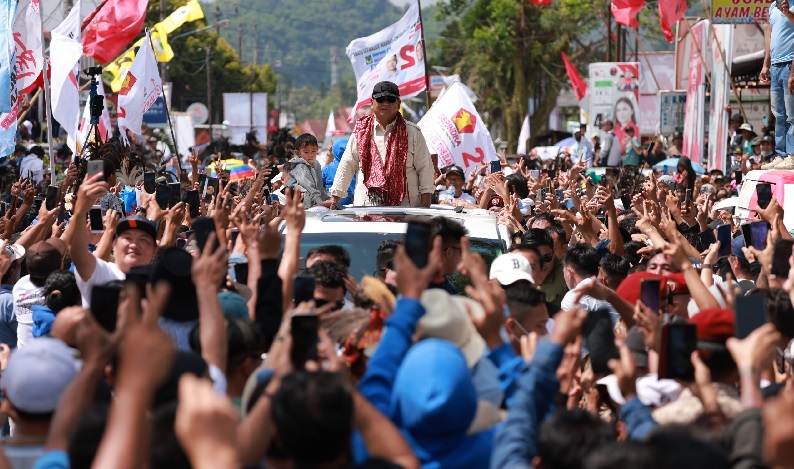 Usai Debat Terakhir, Prabowo Pulang Kampung Disambut Puluhan Ribu Masyarakat Sulawesi Utara