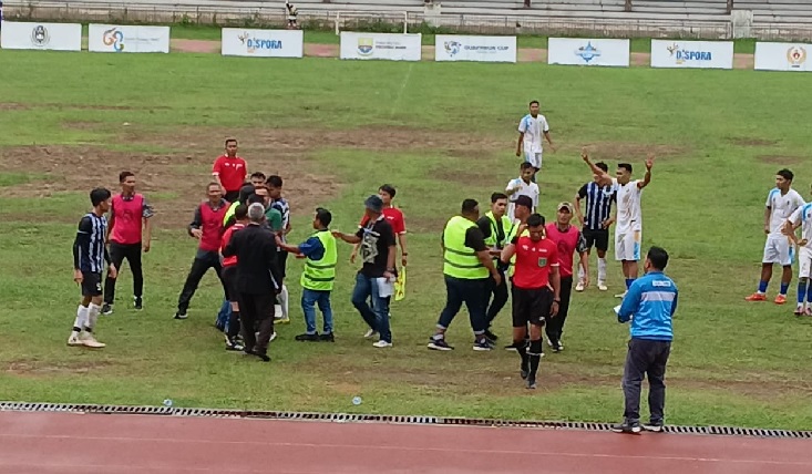 Ricuh Gara-Gara Wasit Blunder Keluarkan Kartu Merah, Laga Kota Jambi Vs Bungo Sempat Terhenti