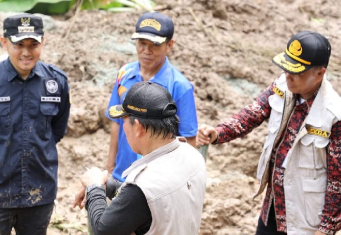 7 Rumah Kena Longsor, Wako Ahmadi dan Sekda Turun Lansung