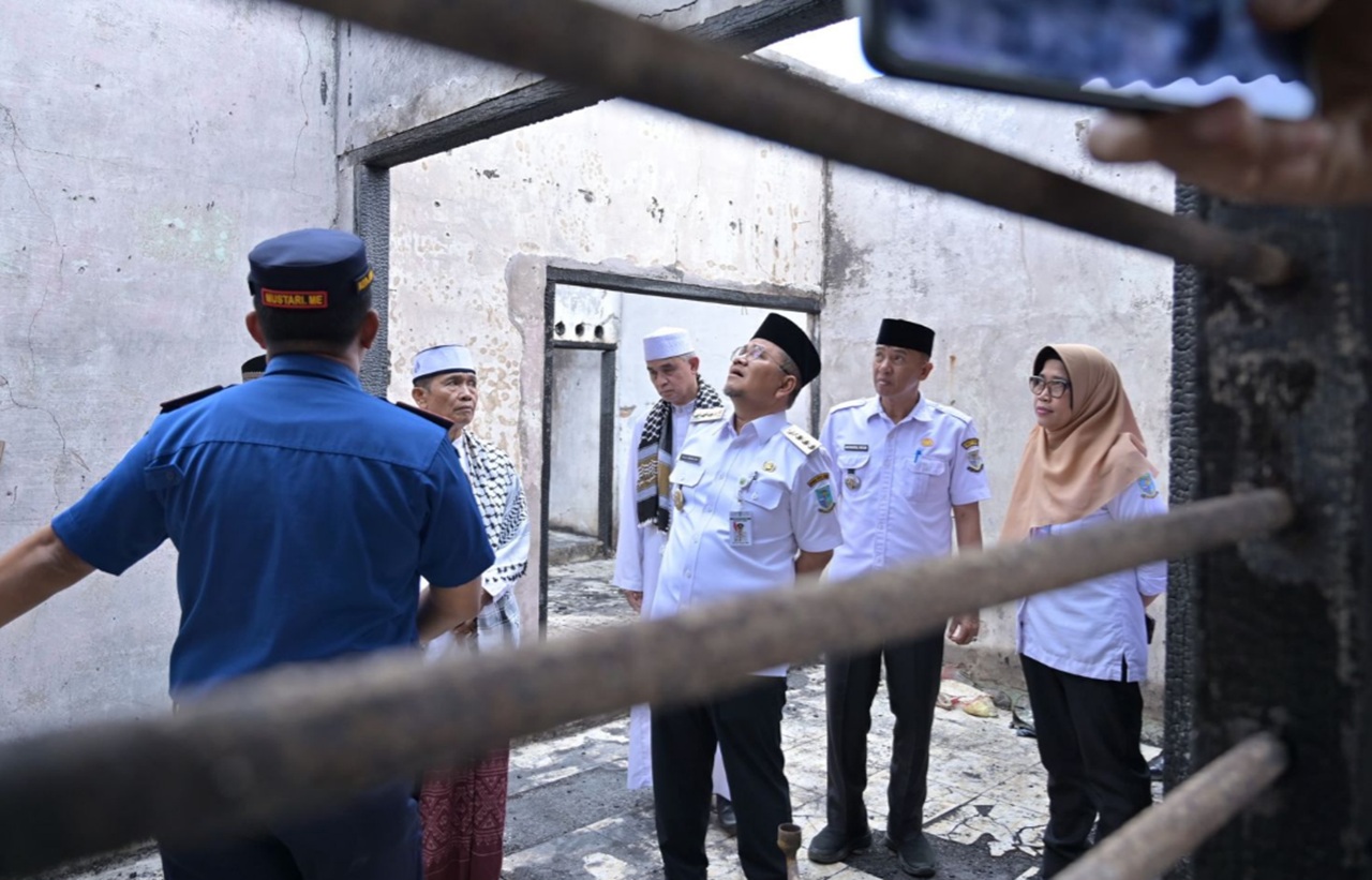 Salurkan Bantuan Korban Kebakaran, Wali Kota Maulana Ingatkan Warga Waspada Cuaca Ekstrem