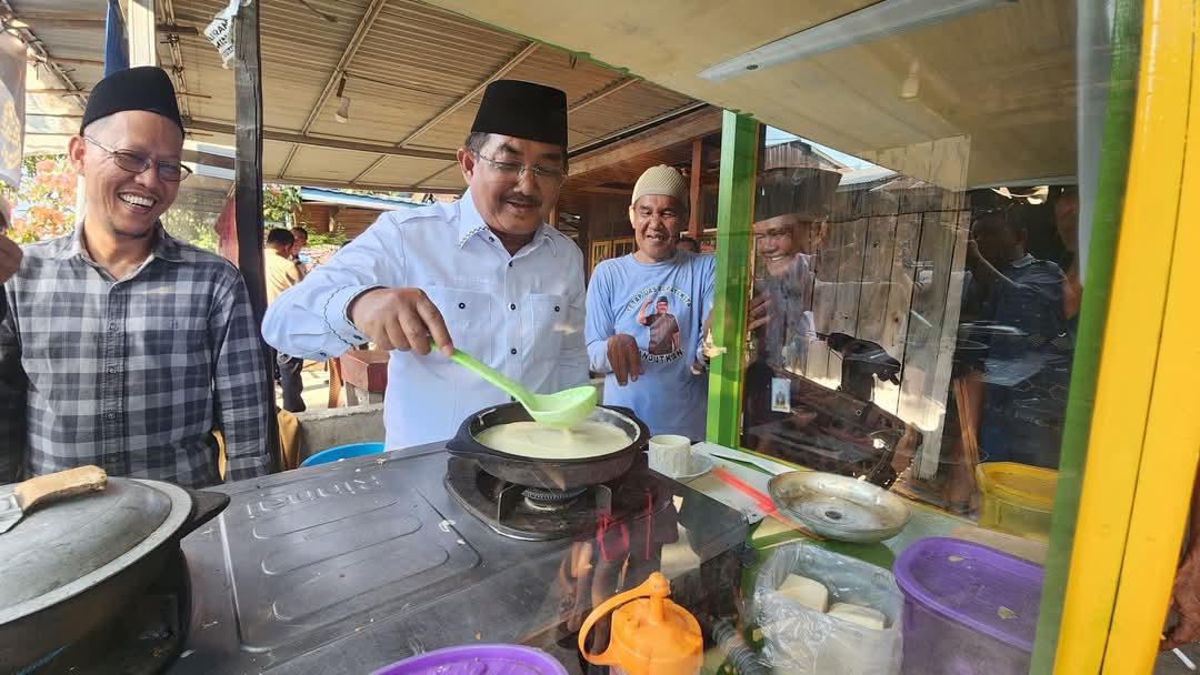 Bupati Anwar Sadat Serahkan Bantuan Gerobak UMKM Program Tanjab Barat Sejahtera