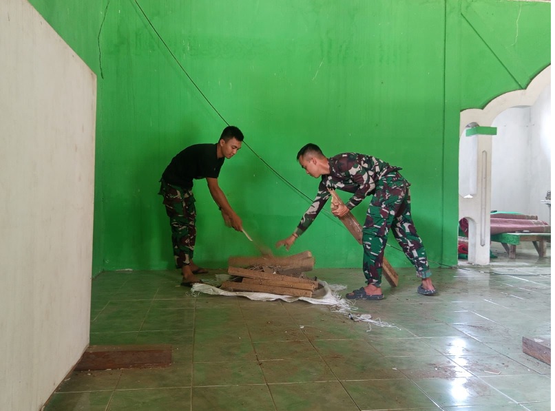 Semangat Gotong Royong, Anggota Satgas TMMD ke 127 Perbaiki Rumah Ibadah